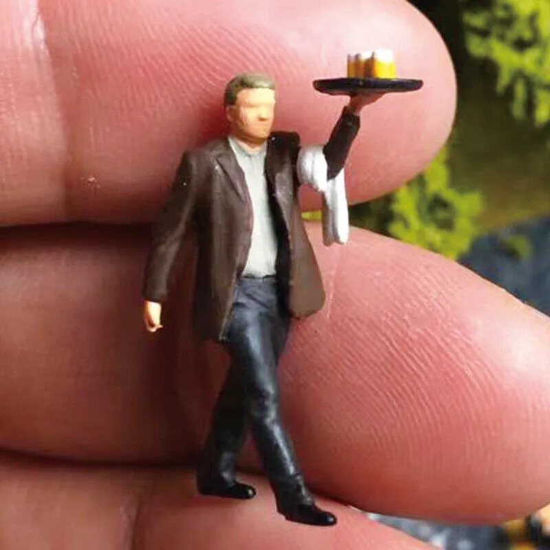 1:64 Painted Figure Mini Model Miniature Resin Diorama Cafe Restaurant Waiter