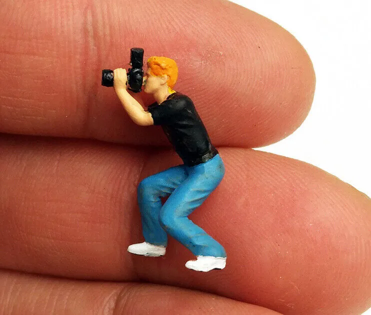 1:64 Painted Figure Mini Model Miniature Resin Diorama Camera Man Photographer