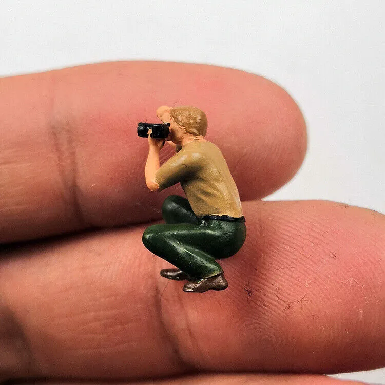 1:64 Painted Figure Mini Model Miniature Resin Diorama Camera Man Photographer