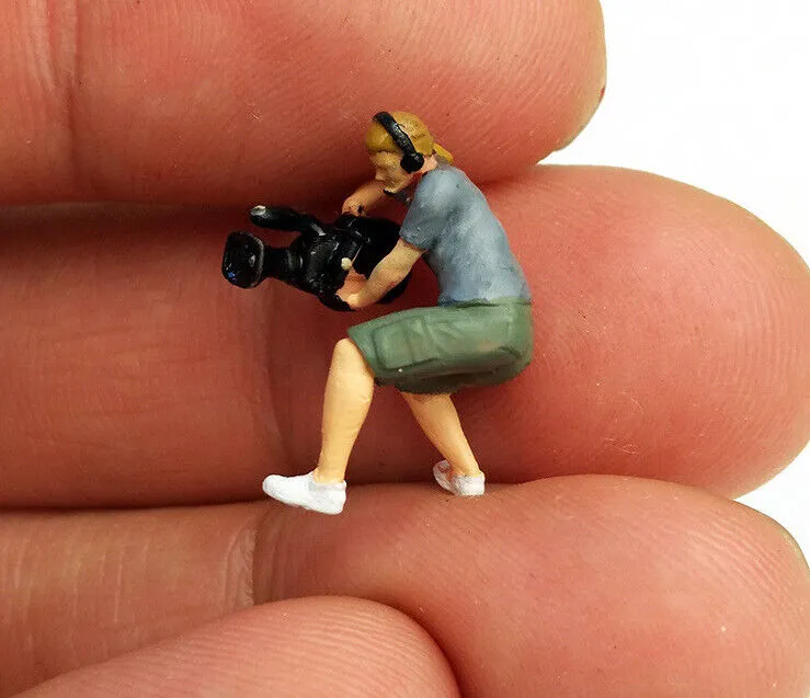 1:64 Painted Figure Mini Model Miniature Resin Diorama Camera Man Photographer