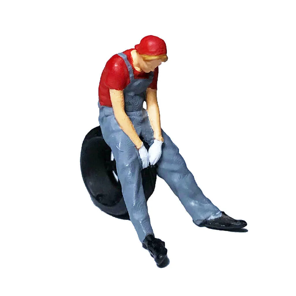 1:64 Painted Figure Mini Model Miniature Resin Diorama Car Repairman Repaired R