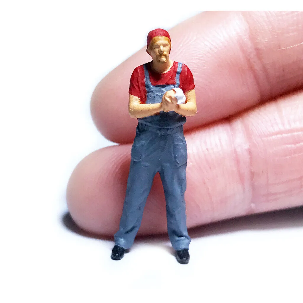 1:64 Painted Figure Mini Model Miniature Resin Diorama Car Repairman Repaired R