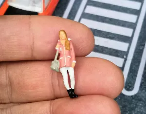 1:64 Painted Figure Mini Model Miniature Resin Diorama Fashion Pink Coat Lady