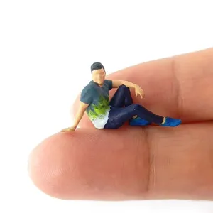 1:64 Painted Figure Mini Model Miniature Resin Diorama Leaning Boy Relax Sitting