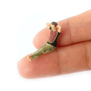 1:64 Painted Figure Mini Model Miniature Resin Diorama Leaning Man Relax Sitting