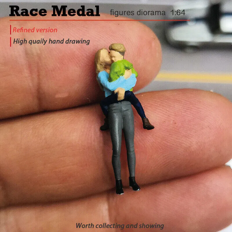 1:64 Painted Figure Mini Model Miniature Resin Diorama Mom Holding Baby Child