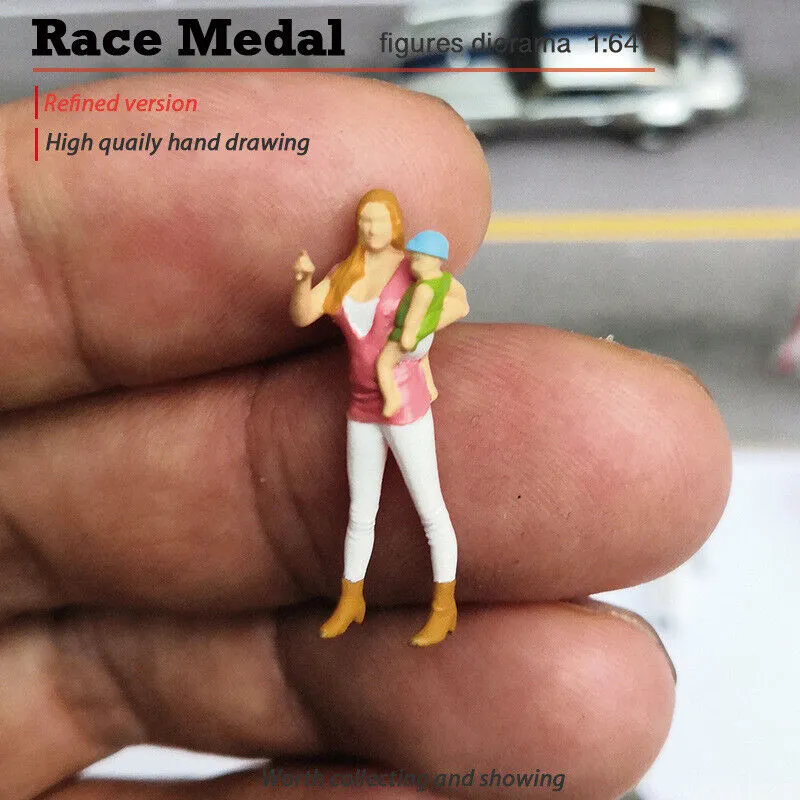 1:64 Painted Figure Mini Model Miniature Resin Diorama Mom Holding Baby Child