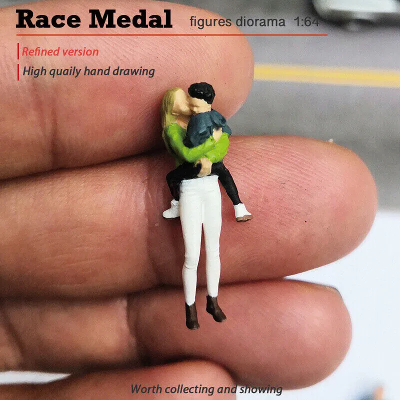 1:64 Painted Figure Mini Model Miniature Resin Diorama Mom Holding Baby Child