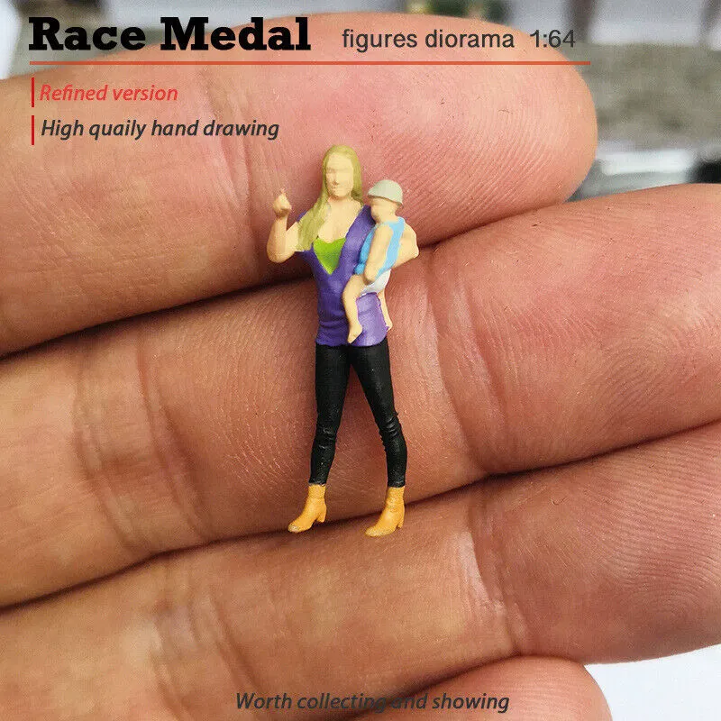 1:64 Painted Figure Mini Model Miniature Resin Diorama Mom Holding Baby Child