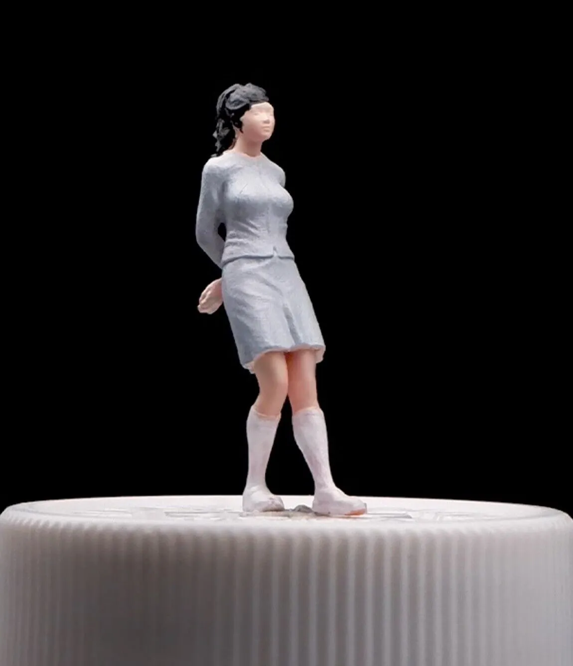 1:64 Painted Figure Mini Model Miniature Resin Diorama Sand Grey Dress Girl Toy New
