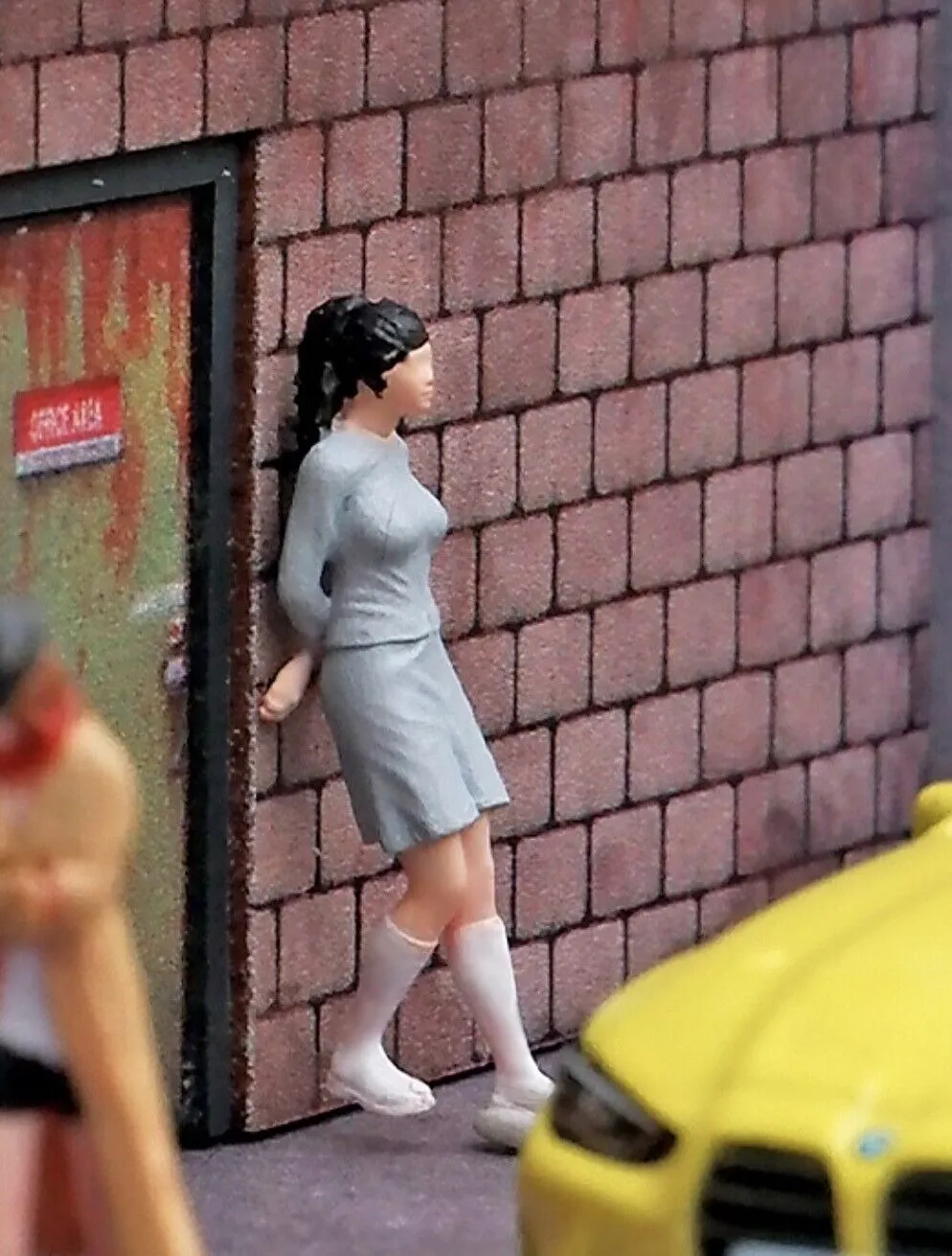1:64 Painted Figure Mini Model Miniature Resin Diorama Sand Grey Dress Girl Toy New