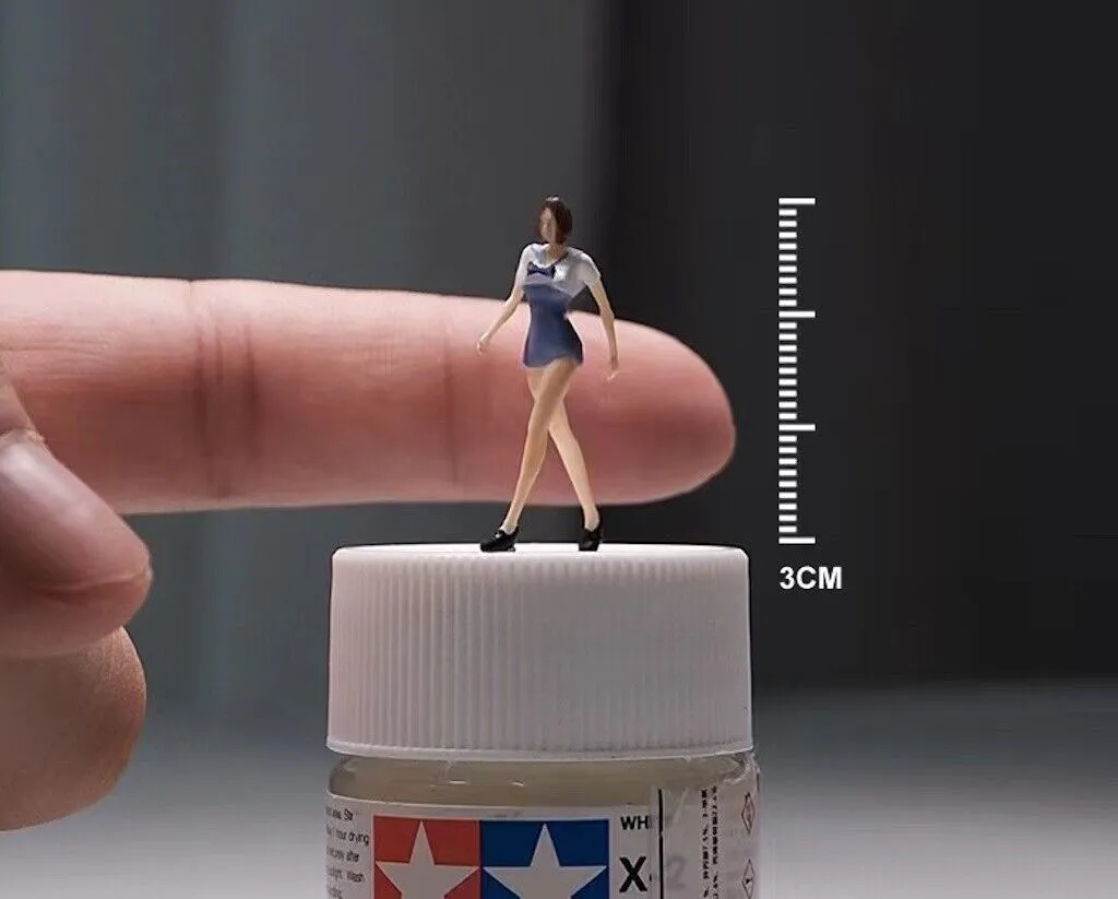 1:64 Painted Figure Mini Model Miniature Resin Diorama Sand Uniform Girl Walking