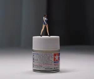 1:64 Painted Figure Mini Model Miniature Resin Diorama Sand Uniform Girl Walking