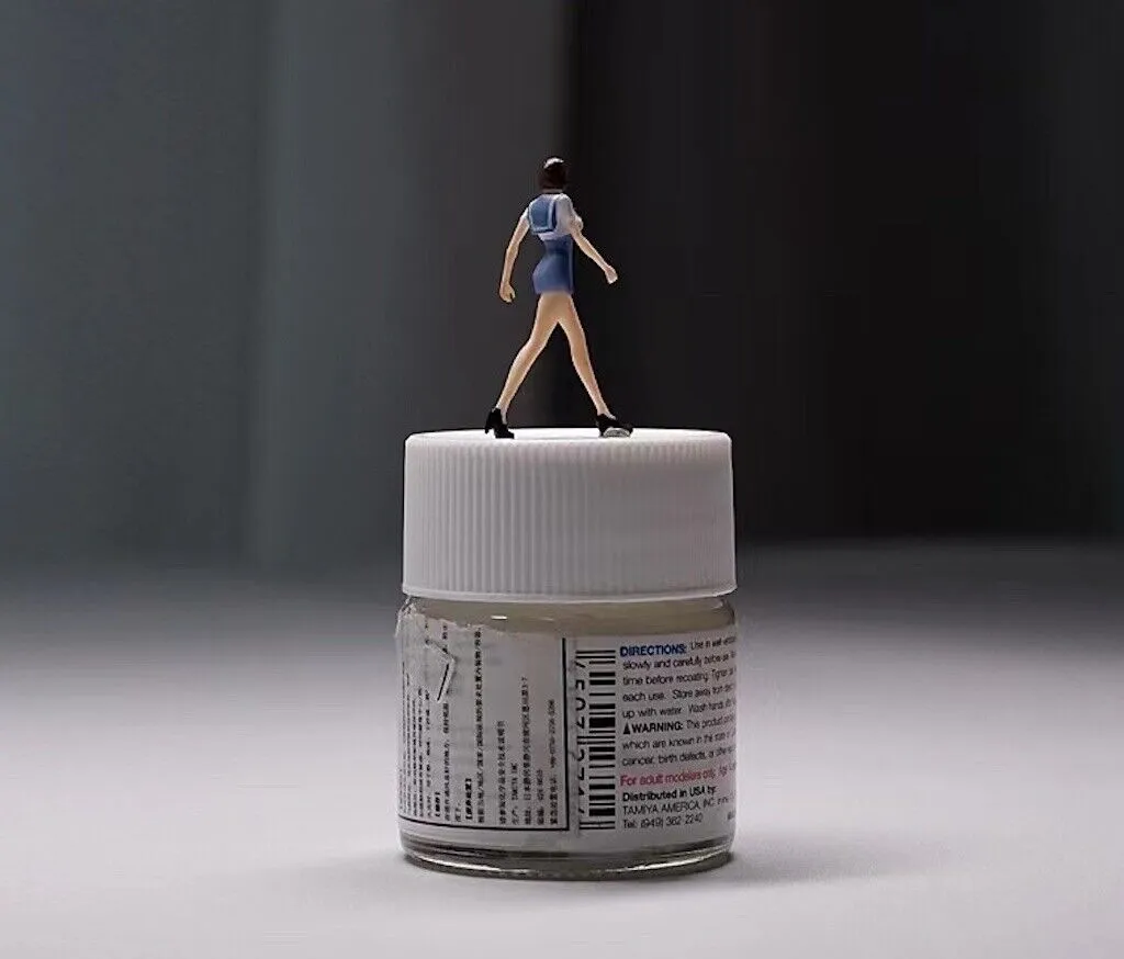 1:64 Painted Figure Mini Model Miniature Resin Diorama Sand Uniform Girl Walking