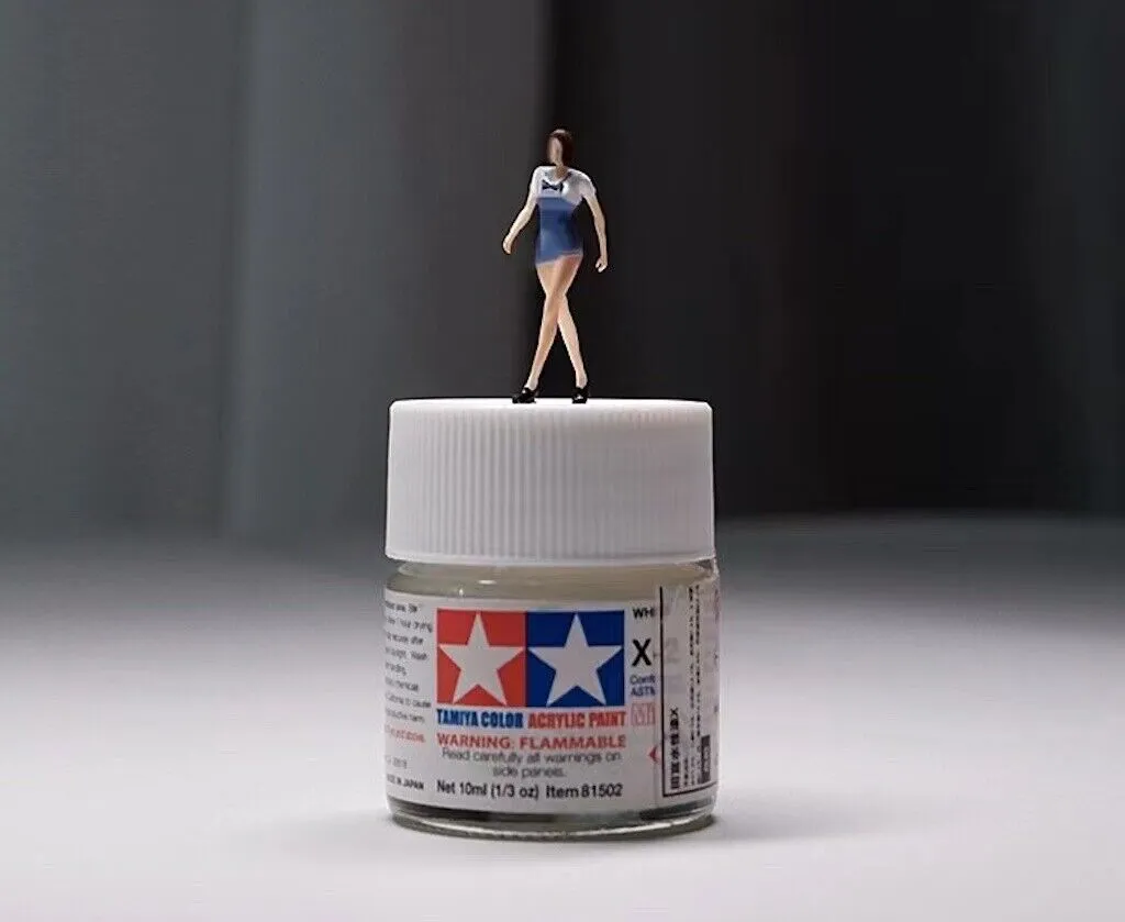 1:64 Painted Figure Mini Model Miniature Resin Diorama Sand Uniform Girl Walking