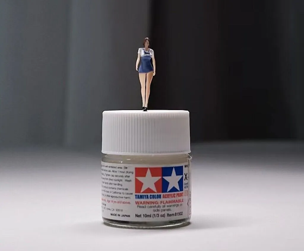 1:64 Painted Figure Mini Model Miniature Resin Diorama Sand Uniform Girl Walking
