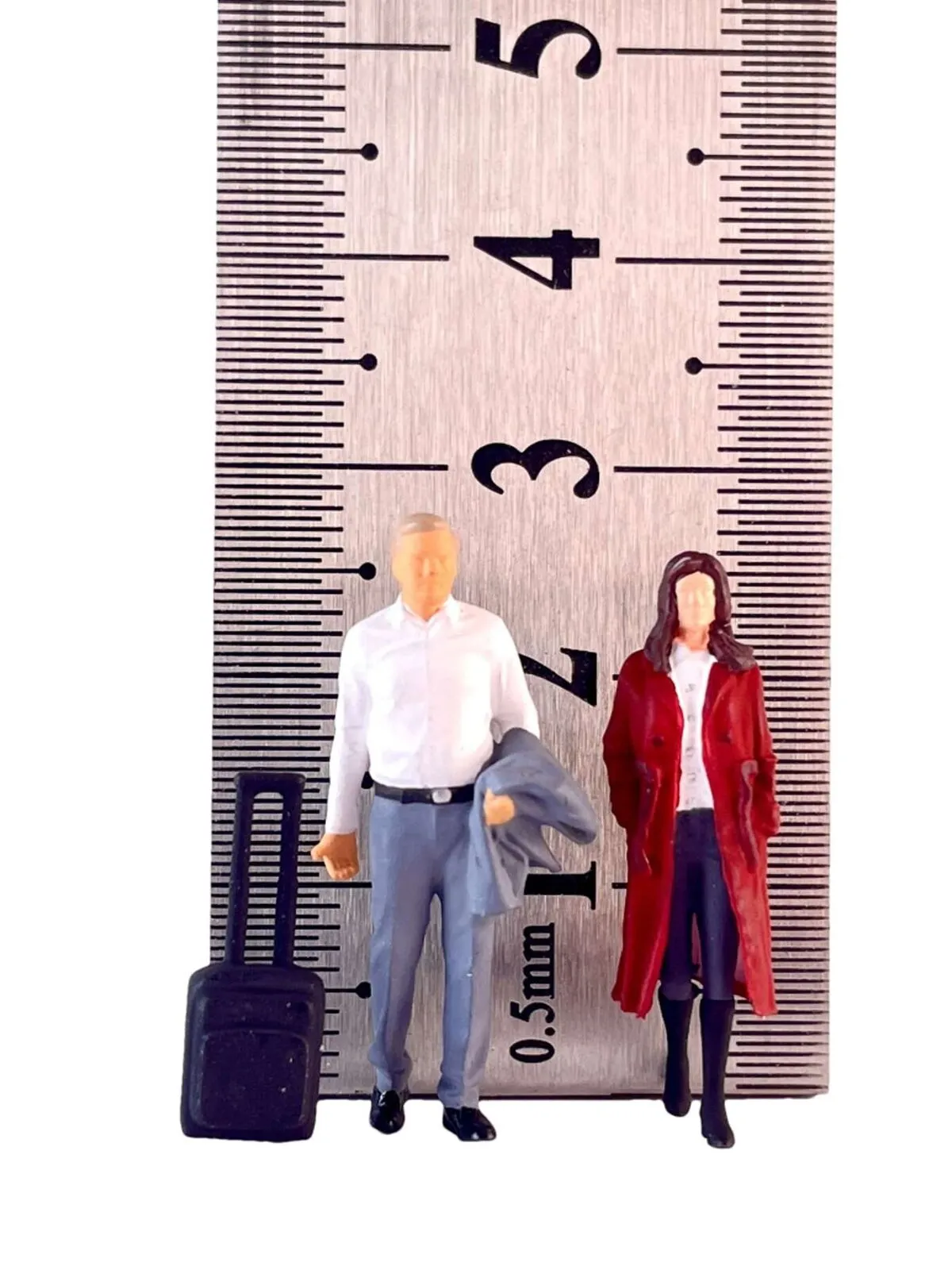 1:64 Painted Figure Model Miniature Resin Diorama Business Man Woman Luggage