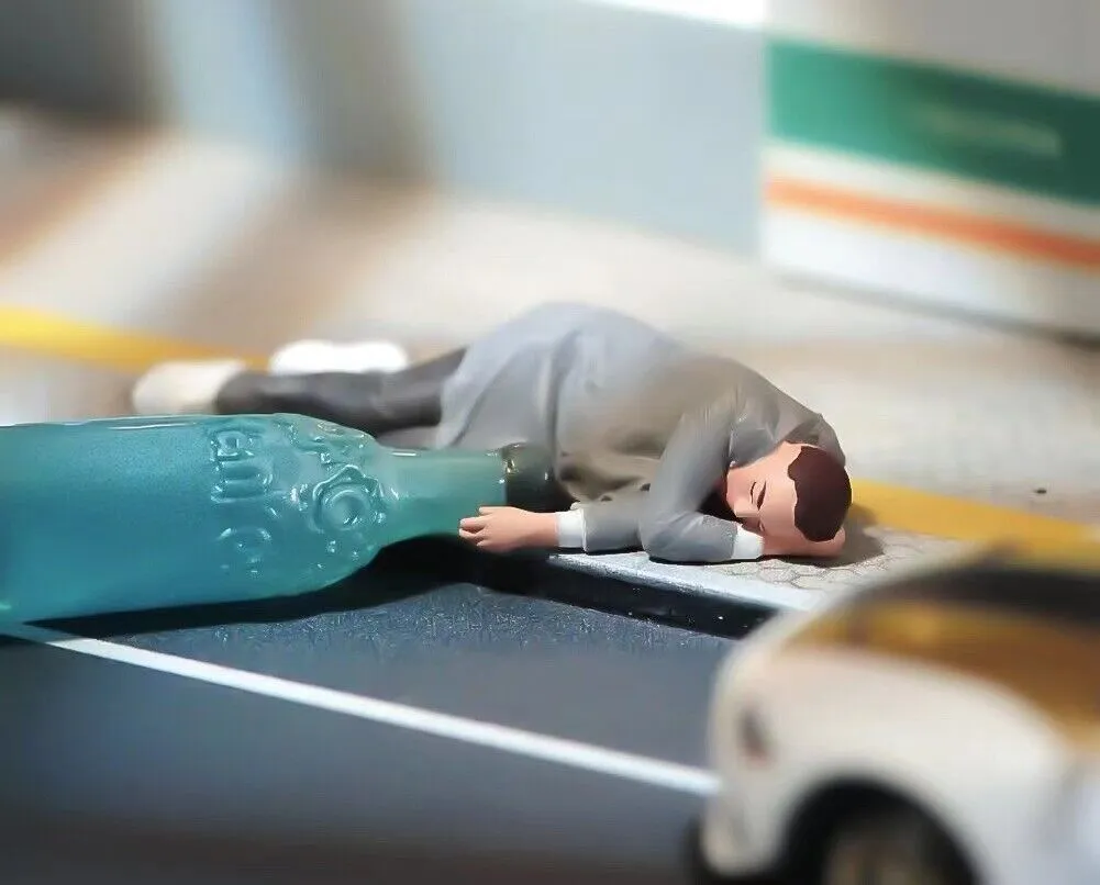 1:64 Painted Figure Model Miniature Resin Diorama Sand Drunk Man Lying Sleeping