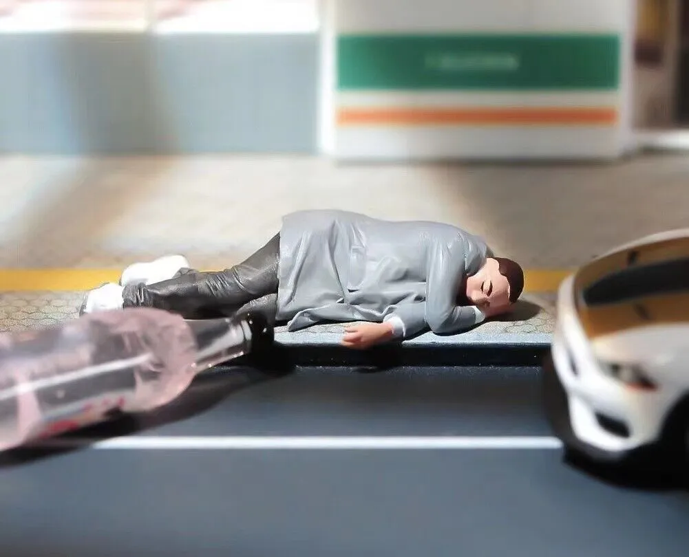 1:64 Painted Figure Model Miniature Resin Diorama Sand Drunk Man Lying Sleeping