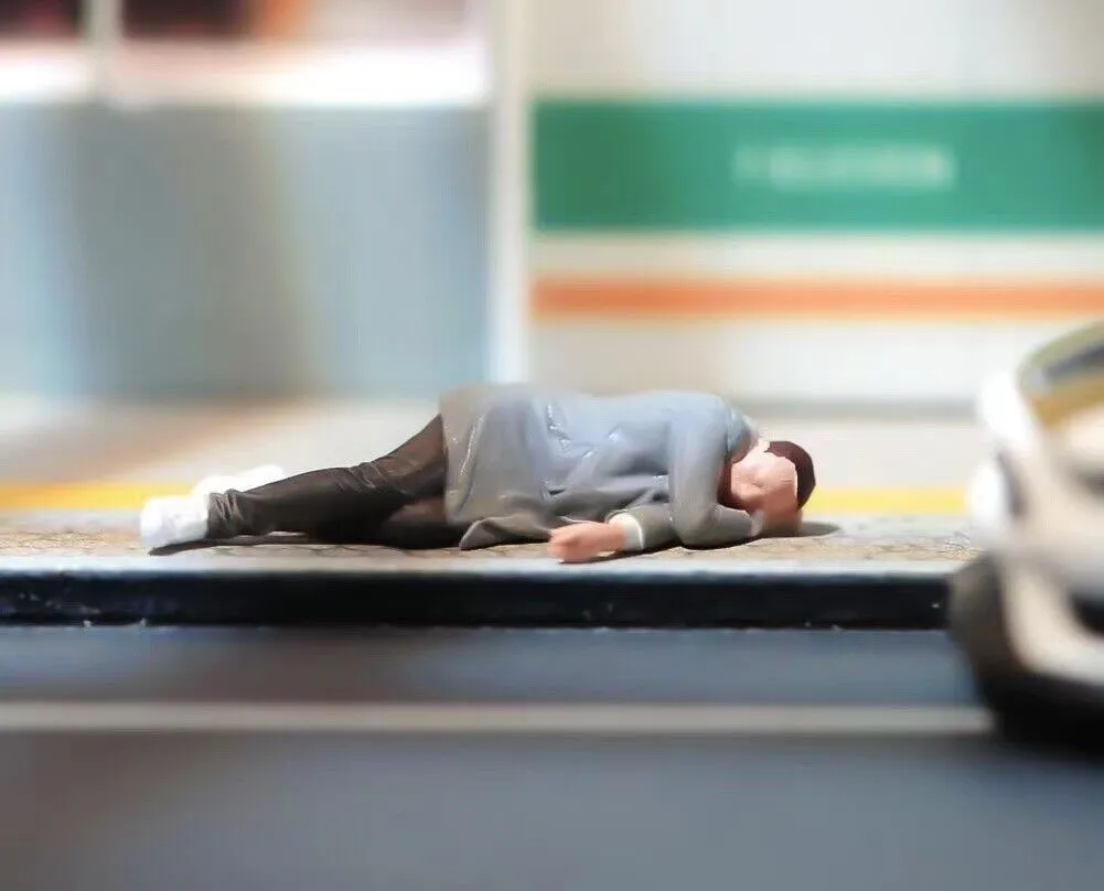 1:64 Painted Figure Model Miniature Resin Diorama Sand Drunk Man Lying Sleeping