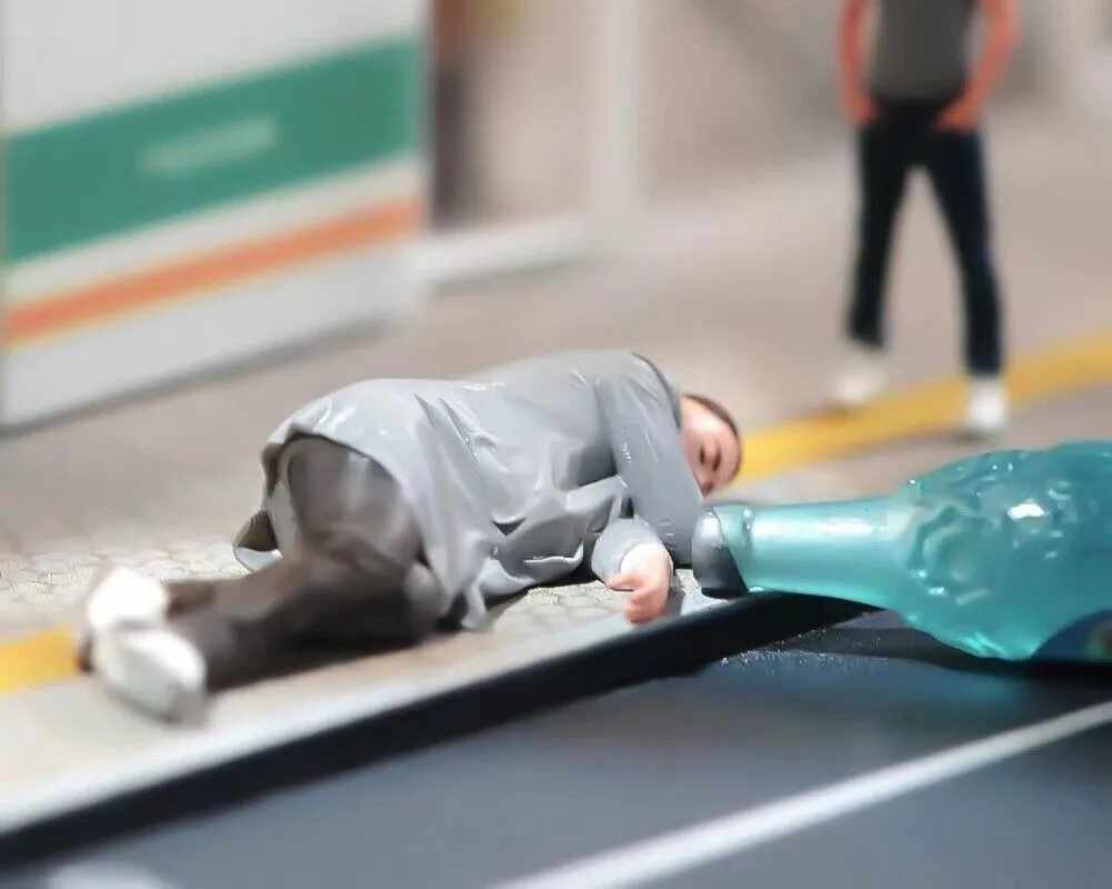 1:64 Painted Figure Model Miniature Resin Diorama Sand Drunk Man Lying Sleeping