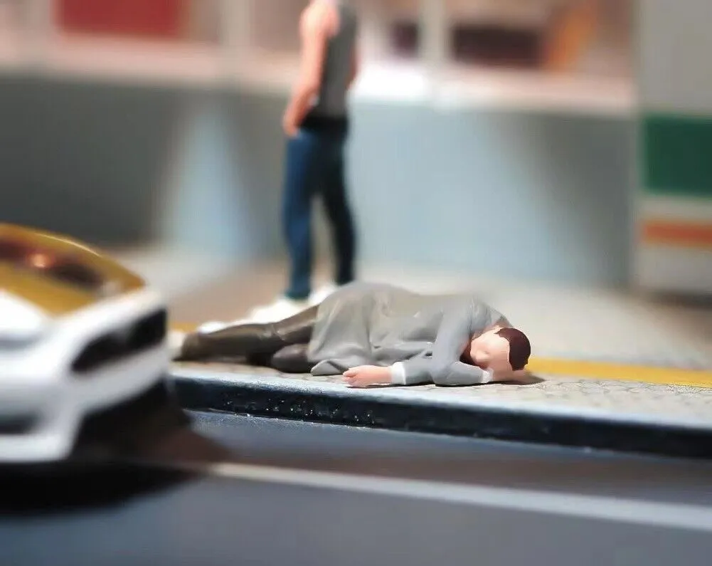 1:64 Painted Figure Model Miniature Resin Diorama Sand Drunk Man Lying Sleeping