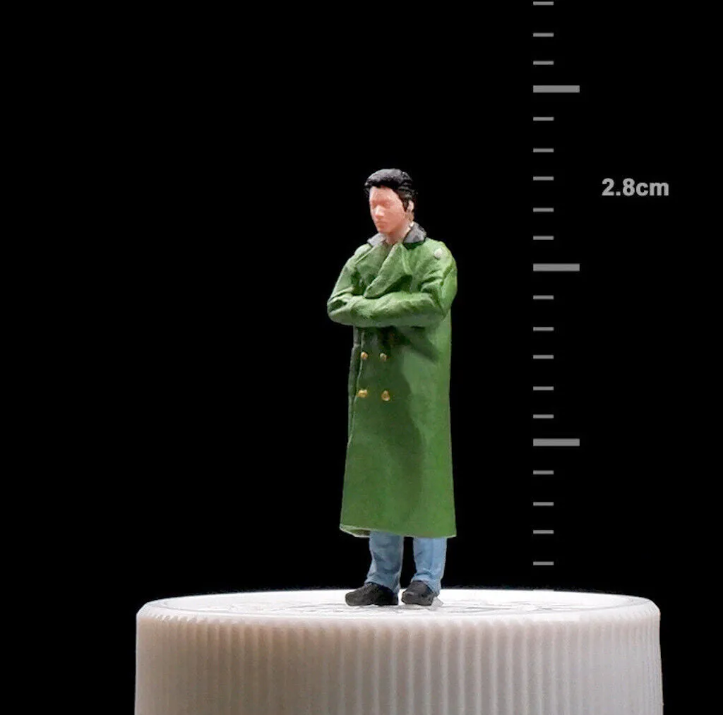 1:64 Painted Figure Model Miniature Resin Diorama Sand Green Coat Standing Man