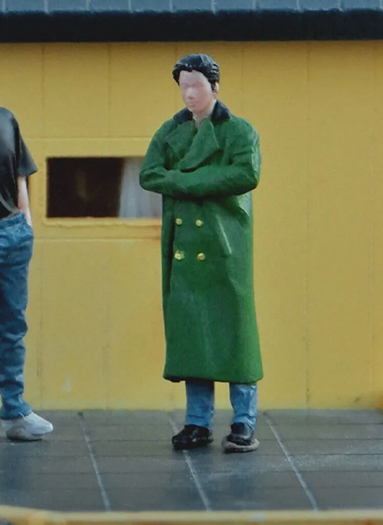 1:64 Painted Figure Model Miniature Resin Diorama Sand Green Coat Standing Man