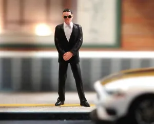1:64 Painted Figure Model Miniature Resin Diorama Sand Killer Suit Man Doctor
