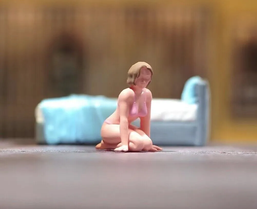 1:64 Painted Figure Model Miniature Resin Diorama Sand Sexy Girl Lady Bikini Toy