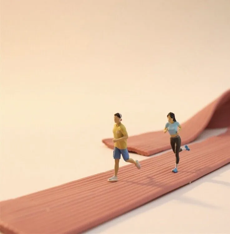 1:64 Painted Figure Model Miniature Resin Diorama Toy Sand Running People Sports