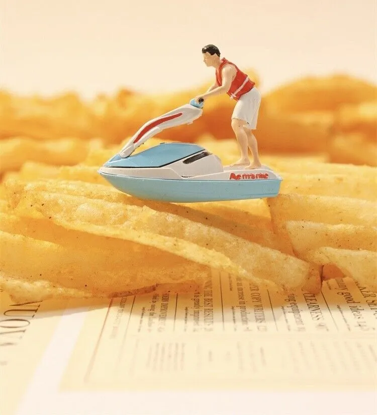 1:64 Painted Figure Model Miniature Resin Diorama Toy Surf Motorboat Water Sport