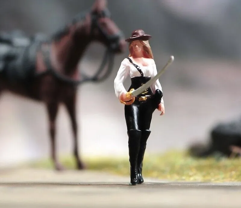 1:64 Painted Unpainted Figure Model Miniature Resin Diorama Sand Sword Girl Lady