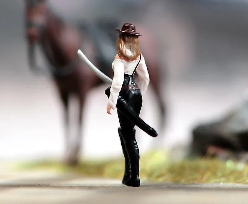 1:64 Painted Unpainted Figure Model Miniature Resin Diorama Sand Sword Girl Lady