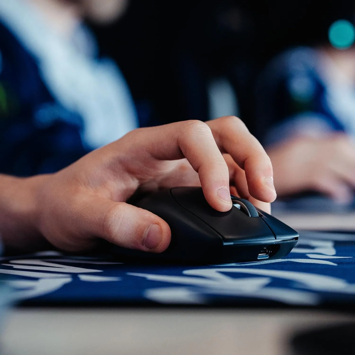 Alienware Pro Wireless Gaming Mouse - 2.4GHz Gaming Wireless/USB Wired Connectivity, Adjustable DPI, Optical Sensor Technology, 6 Programmable Buttons, 650 IPS Sensor Max Speed - Dark Side of the Moon