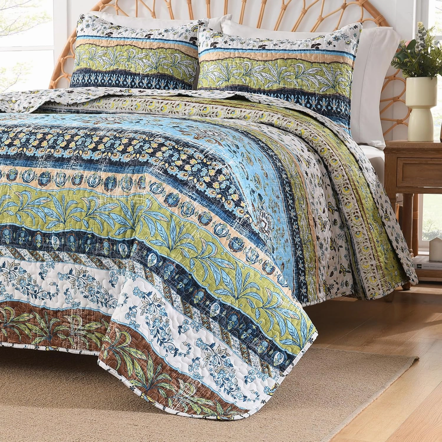HORIMOTE HOME Boho Style Queen Quilt Set Green Bohemian Floral Strip Quilt Beddding Set, Soft and Lightweight Bedspread for All Season, Full Size Bed Coverlet with 2 Matching Pillow Shams (3 Pieces)